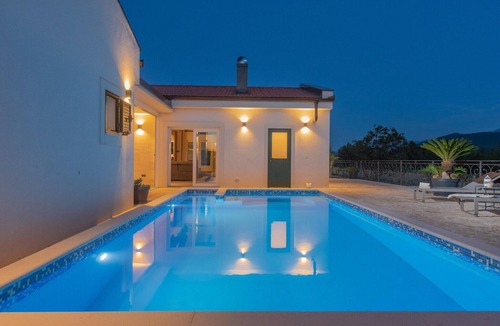 Lovrec Villa | Stylish Villa in Lovreč with Sauna