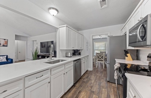 Bedford Villa | Stylish Villa-Near Stadiums, Large Pool,Pool Table