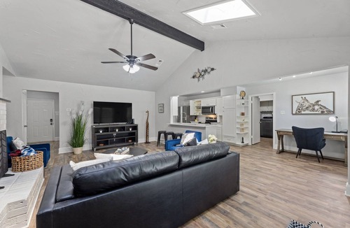Bedford Villa | Stylish Villa-Near Stadiums, Large Pool,Pool Table