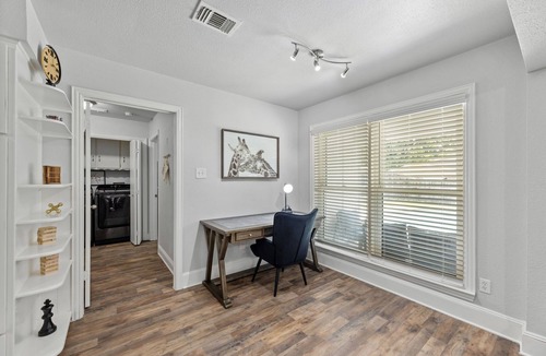 Bedford Villa | Stylish Villa-Near Stadiums, Large Pool,Pool Table