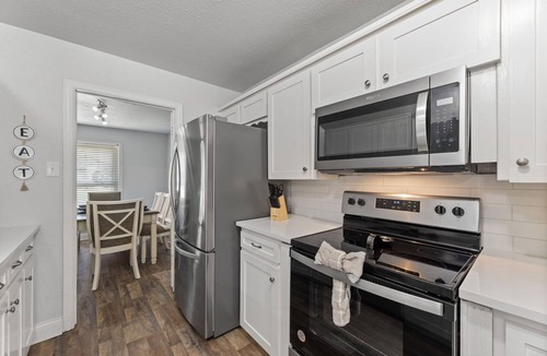 Bedford Villa | Stylish Villa-Near Stadiums, Large Pool,Pool Table