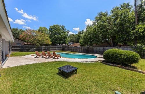 Bedford Villa | Stylish Villa-Near Stadiums, Large Pool,Pool Table