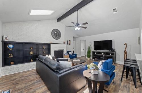 Bedford Villa | Stylish Villa-Near Stadiums, Large Pool,Pool Table