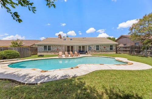 Bedford Villa | Stylish Villa-Near Stadiums, Large Pool,Pool Table
