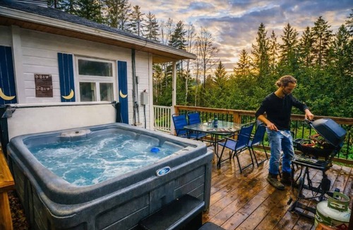 Saint-Tite-des-Caps Ski Chalet | Stylish-Vintage Refuge near Massif & MSA with Spa