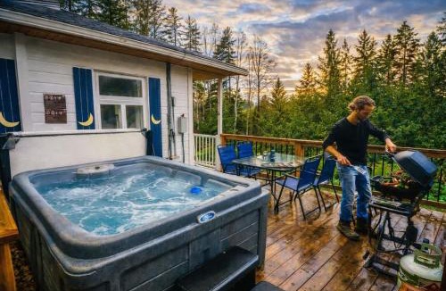 Saint-Tite-des-Caps Ski Chalet | Stylish-Vintage Refuge near Massif & MSA with Spa