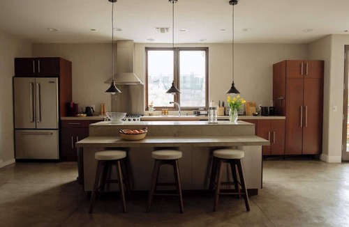 West Hollywood Bed & Breakfast | Stylish W. Hollywood Apartment with Balcony & Parking