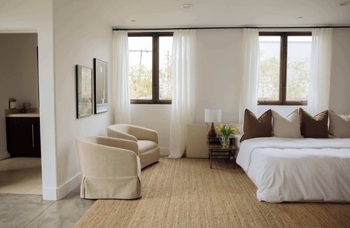 West Hollywood Bed & Breakfast | Stylish W. Hollywood Apartment with Balcony & Parking