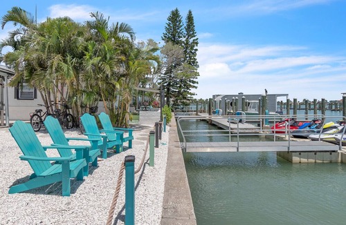 Bay Esplanade Apartment | Stylish Waterside Studio 2 blocks to Beach