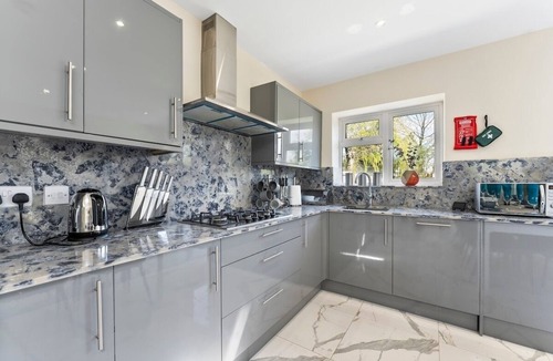 Sudbury House | Stylish Wembley Gem - Parking -Sleeps 14