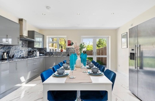 Sudbury House | Stylish Wembley Gem - Parking -Sleeps 14