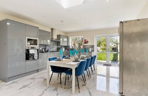 Sudbury House | Stylish Wembley Gem - Parking -Sleeps 14