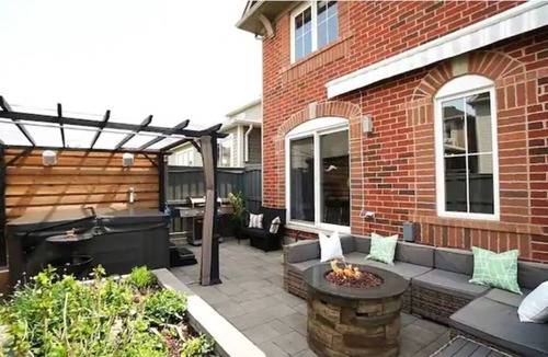 Milton House | Stylish with outdoor jacuzzi, foosball & comfort