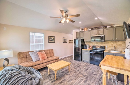 Woodville Cabin | Stylish Woodville Cabin: Fishing Dock Access!