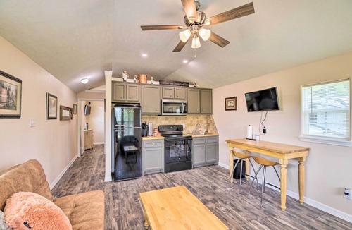 Woodville Cabin | Stylish Woodville Cabin: Fishing Dock Access!