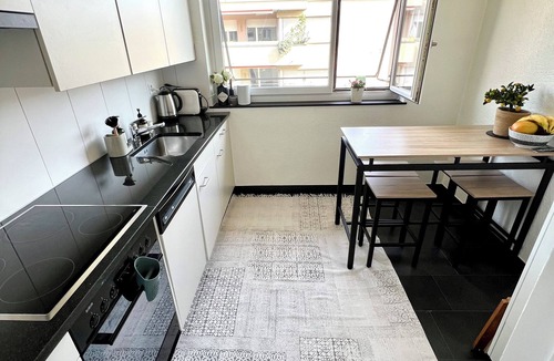 Altstetten Apartment | Stylish Zürich Apartment – 2 Min to Train, Balcony & Natural Light