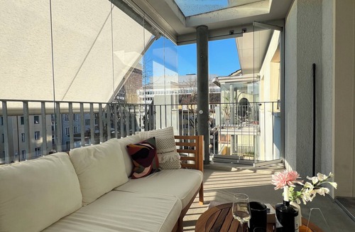 Altstetten Apartment | Stylish Zürich Apartment – 2 Min to Train, Balcony & Natural Light