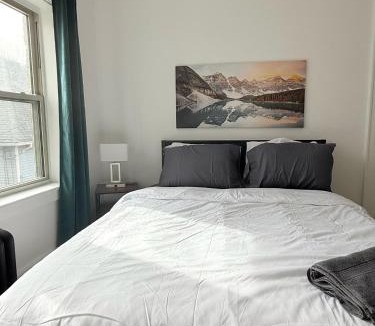 East Avenue Apartment | StylishDowntown Studio Queen Bed Full Kitchen