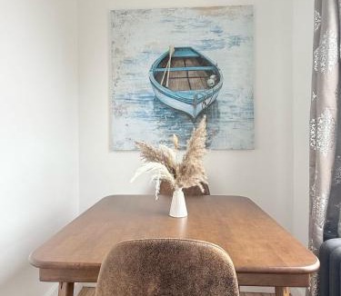 East Avenue Apartment | StylishDowntown Studio Queen Bed Full Kitchen