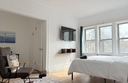East Avenue Apartment | StylishDowntown Studio Queen Bed Full Kitchen