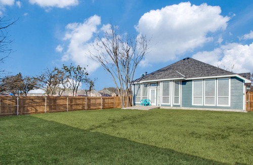 Elmo House | Stylishly Updated 3 Bedroom / Foosball Table!