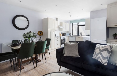 Dudden Hill Apartment | Stylist 3 Bed Apartment in London