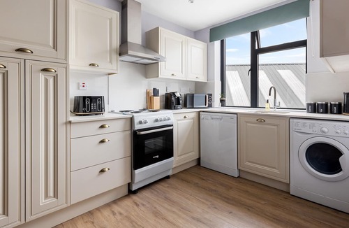 Dudden Hill Apartment | Stylist 3 Bed Apartment in London