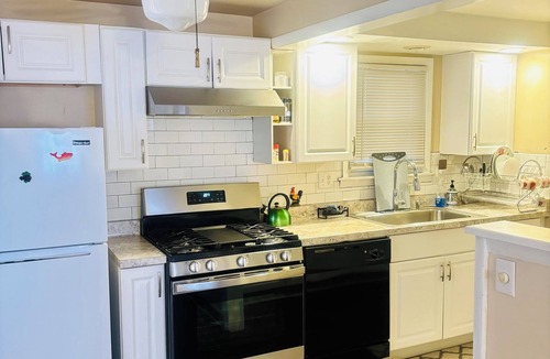 Cheektowaga House | Stylist cozy Apartment [Smoking, Vaping,E-cigarettes Not Allowed]