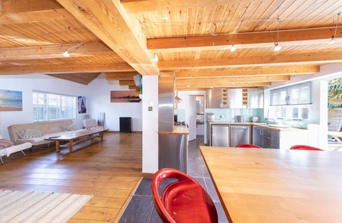 West Ashling House | Stylist Split Level 2 Bed with Parking