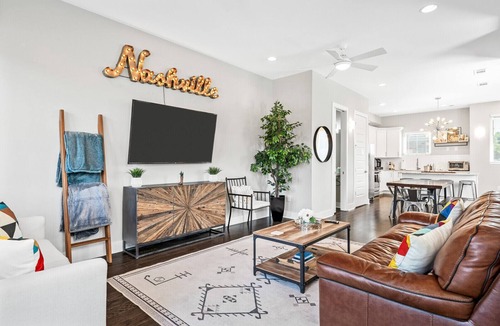 Hadley - Washington House | Stylist Townhome, 2 Miles to Downtown, Rooftop Lounge With Fire pit + Game Room!