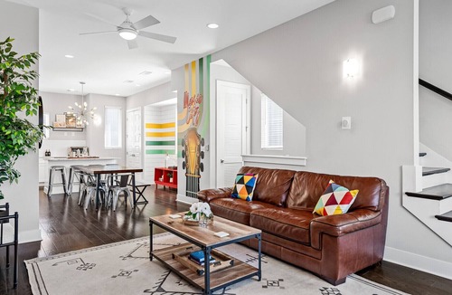 Hadley - Washington House | Stylist Townhome, 2 Miles to Downtown, Rooftop Lounge With Fire pit + Game Room!