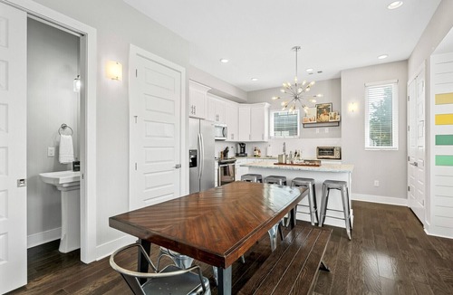Hadley - Washington House | Stylist Townhome, 2 Miles to Downtown, Rooftop Lounge With Fire pit + Game Room!