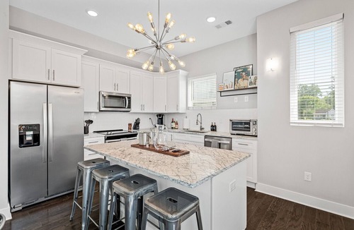 Hadley - Washington House | Stylist Townhome, 2 Miles to Downtown, Rooftop Lounge With Fire pit + Game Room!