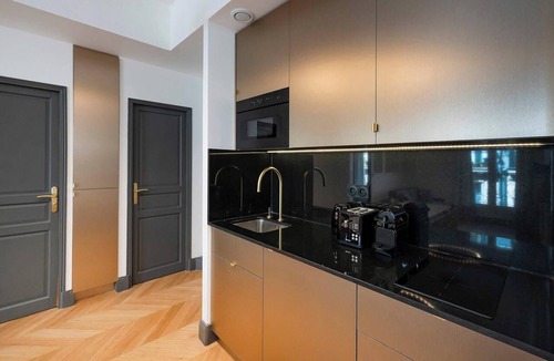8th Arrondissement Apartment | Sublim AC-3 BDR Montaigne/Arc de Triomphe