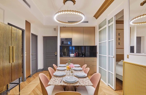 8th Arrondissement Apartment | Sublim AC-3 BDR Montaigne/Arc de Triomphe