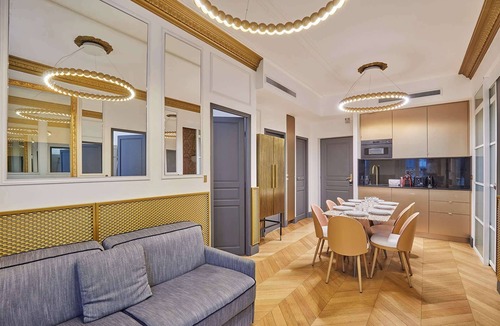 8th Arrondissement Apartment | Sublim AC-3 BDR Montaigne/Arc de Triomphe