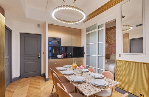 8th Arrondissement Apartment | Sublim AC-3 BDR Montaigne/Arc de Triomphe
