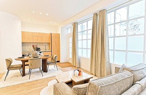 Quartier de Rochechouart Apartment | Sublime air-conditioned flat Galeries Lafayette