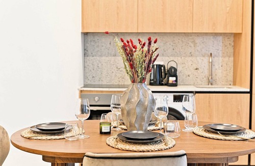 Quartier de Rochechouart Apartment | Sublime air-conditioned flat Galeries Lafayette