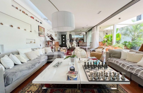 Frejus Villa | Sublime architect-designed villa close to beaches.