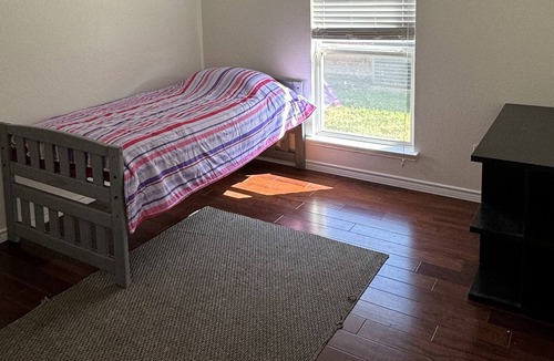 Allen House | Suburban Home Cozy & Convenient!