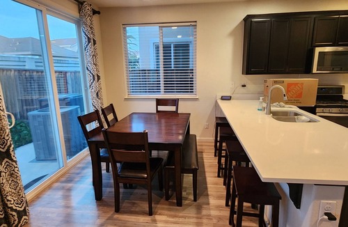 Tracy House | Suburban Oasis!