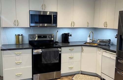 Brantford House | Suburban Oasis with Private Pool, Jacuzzi & Gym!