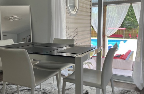 Brantford House | Suburban Oasis with Private Pool, Jacuzzi & Gym!