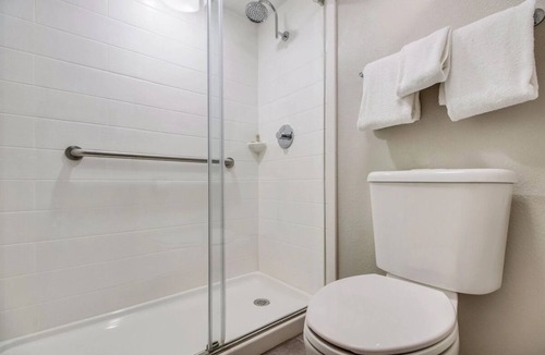 Addison Hotel | Suburban Retreat Close to Addison Circle Park - Free Onsite Parking