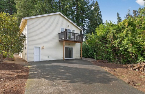 Garden Home-Whitford House | Suburban Studio, Near Golf, Wineries & Dining