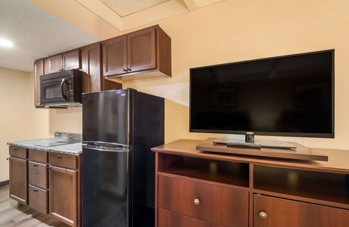 Cheektowaga Hotel | Suburban Studios Buffalo Airport