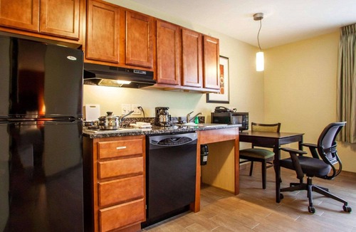 Cedar Falls Hotel | Suburban Studios Cedar Falls