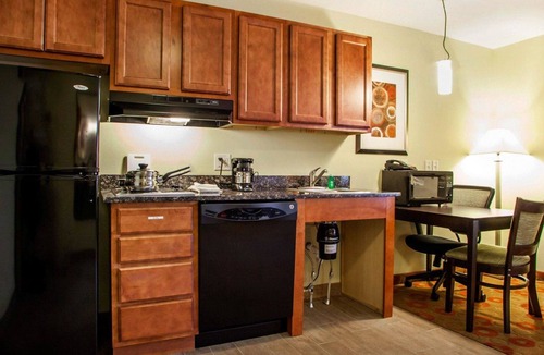 Cedar Falls Hotel | Suburban Studios Cedar Falls