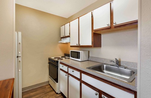 Akron Hotel | Suburban Studios Copley Akron West